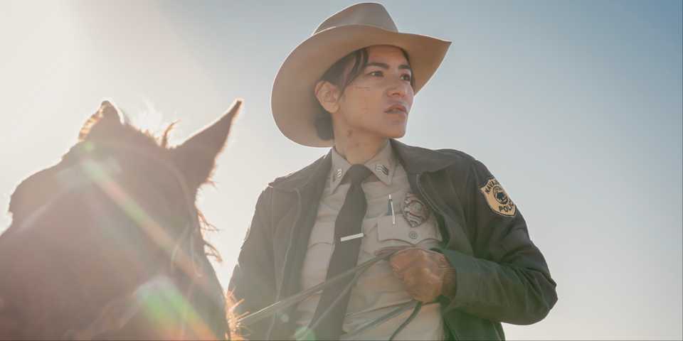 Dark Winds: Surpresas na Quarta Temporada 14 Bernadette Manuelito (Jessica Matten) on horseback in Netflix's Dark Winds