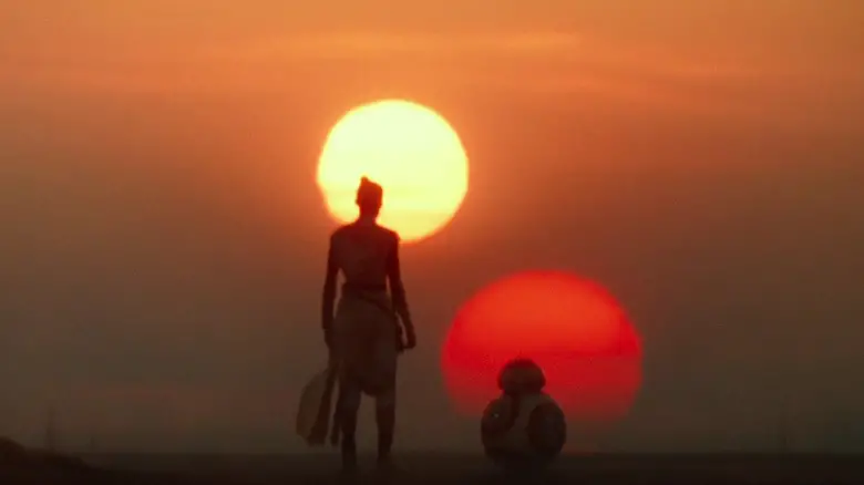 Rey and BB-8 staring at the twin suns of Tattooine at the end of Star Wars: The Rise of Skywalker