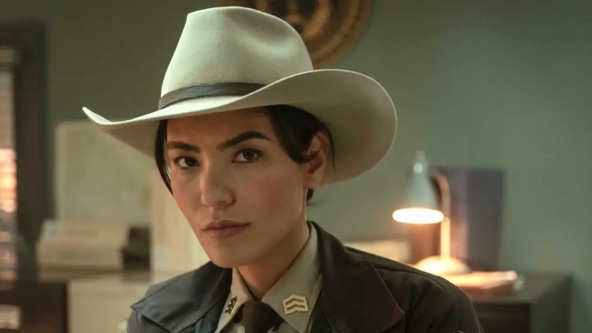 Dark Winds: Surpresas na Quarta Temporada 10 Jessica Matten as Bernadette Manuelito looking at the camera in Dark Winds