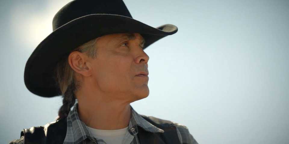 Dark Winds: Surpresas na Quarta Temporada 18 Joe Leaphorn (Zahn McClarnon) wearing a black cowboy hat and staring off into the distance in Dark Winds season 3, episode 8