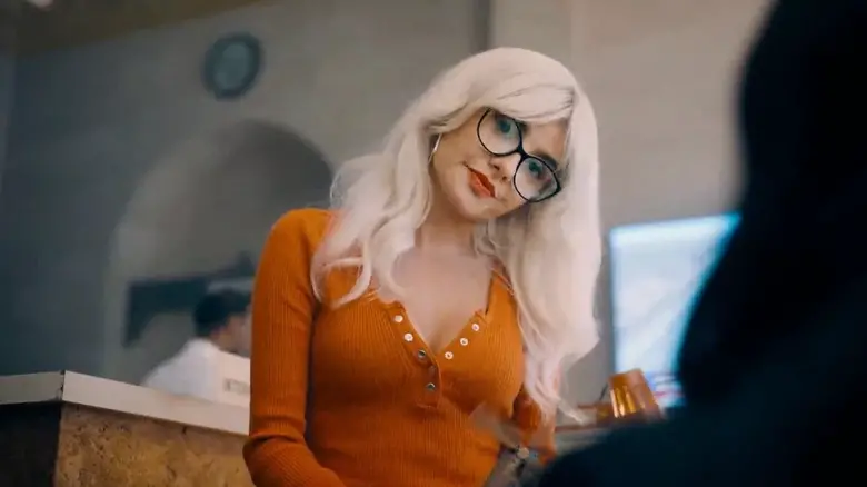 Mikaela Hoover as Cat Grant at her desk at The Daily Planet in Superman