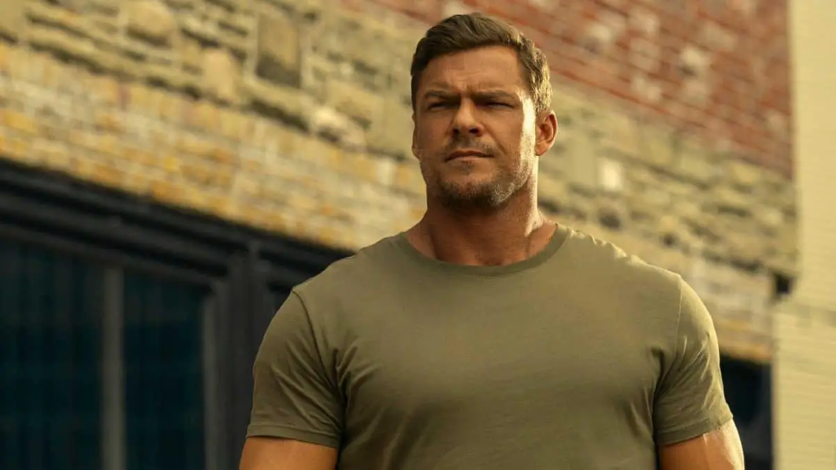 Alan Ritchson as Jack Reacher looking squinty in Reacher season 3