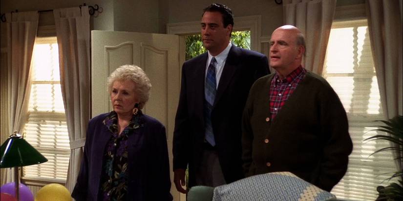 Robert (Brad Garrett), Marie (Doris Roberts), and Frank (Peter Boyle) staring at something in Everybody Loves Raymond