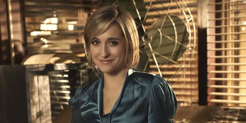 Chloe at an office smiling in Smallville