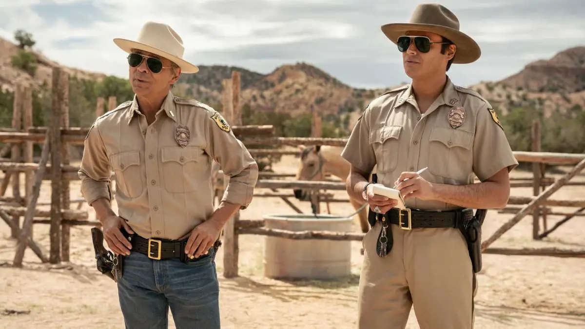 Dark Winds: Surpresas na Quarta Temporada 11 Zahn McClarnon as Joe Leaphorn and Kiowa Gordon as Jim Chee in Dark Winds season 4