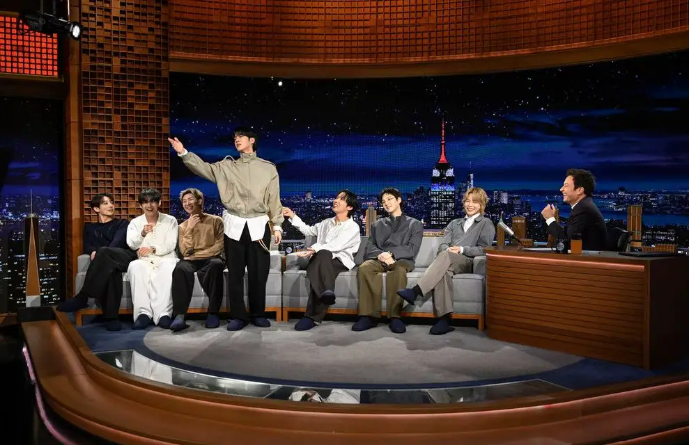 BTS assume o comando do Tonight Show com perfomance ‘Swim’ e detalhes de ‘ARIRANG’; assista