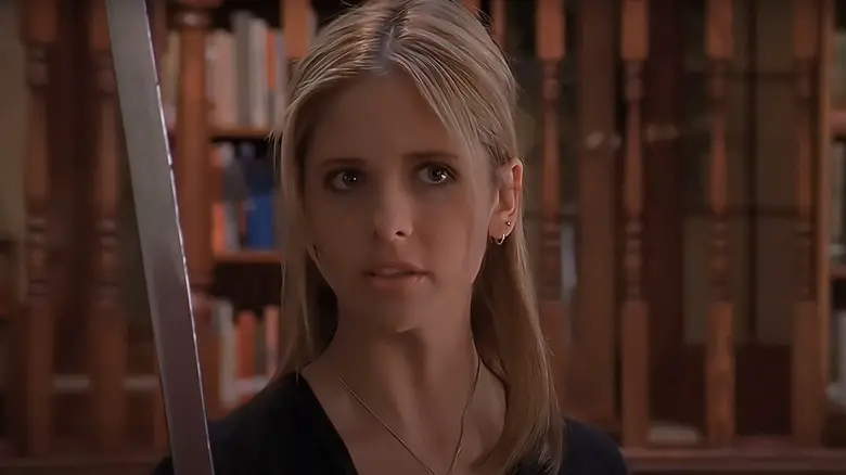 Buffy Summers (Sarah Michelle Gellar) standing in a library in Buffy the Vampire Slayer