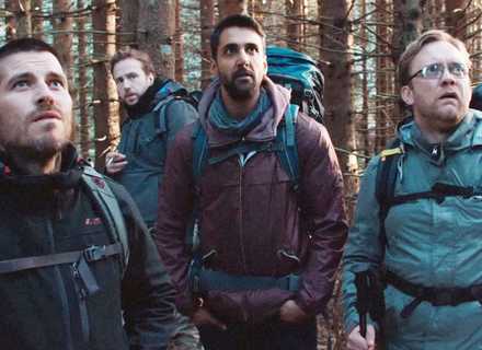 O Impacto de Moder em 'The Ritual': Um Monstro de Horror Moderno 8 Main characters of The Ritual looking up