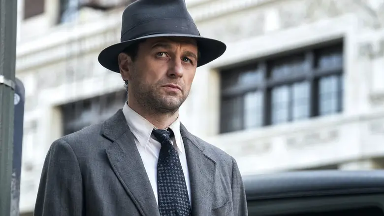 Matthew Rhys as Perry wearing a hat in Perry Mason