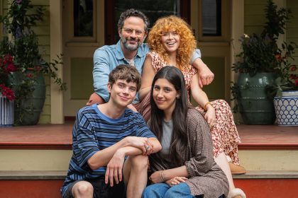 Roommates: Comédia de Humor Negro com Trilha Sonora Impactante - Roommates