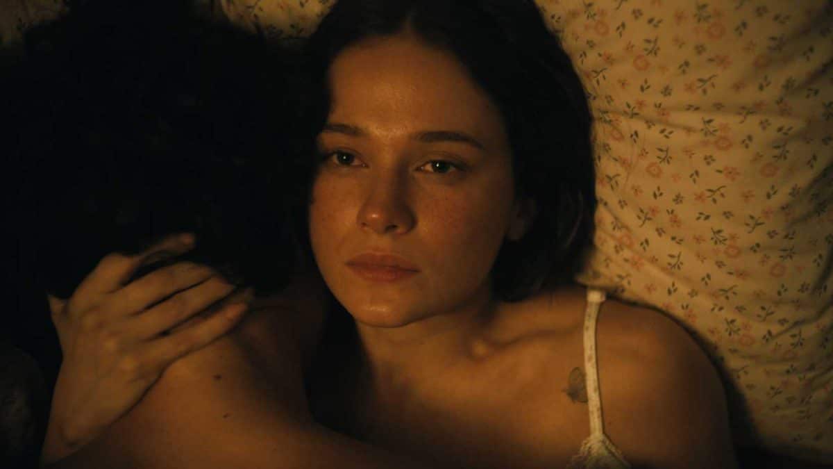 Cailee Spaeny with Charles Melton on top of her in Beef season 2