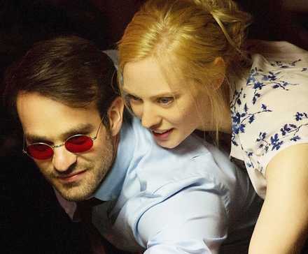 Daredevil: Born Again renova essência original 33 Matt Murdock and Karen Page playing pool in 'Daredevil' Season 2.