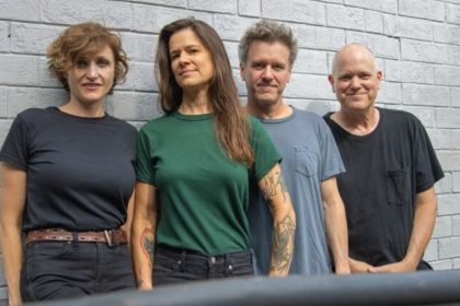 Superchunk se apresentando ao vivo