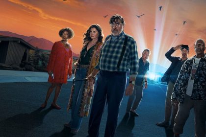 Imagem da série The Boroughs com Alfred Molina e Geena Davis