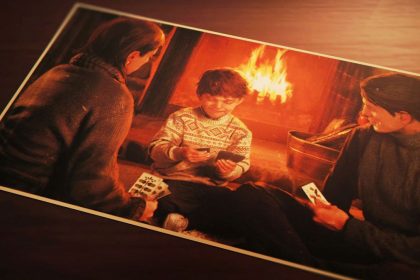 Imagem de 007 First Light com James Bond e personagens diversos