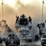 Imagem de Mad Max mostrando um carro em alta velocidade em um deserto