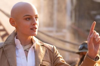 Emma Corrin como Cassandra Nova no MCU