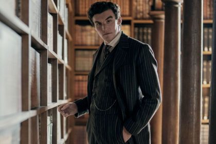 Sherlock Holmes e Moriarty em cena icônica