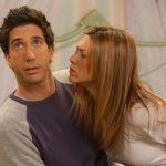 Ross e Rachel de Friends em um momento icônico