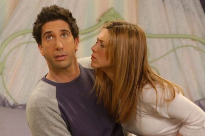 Ross e Rachel de Friends em um momento icônico