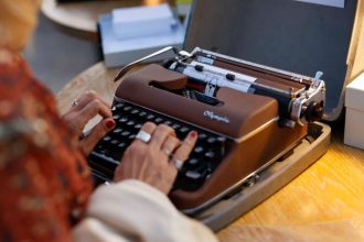 Escândalo Literário: Conto de IA Ganha Prêmio Prestigiado - escândalo literário