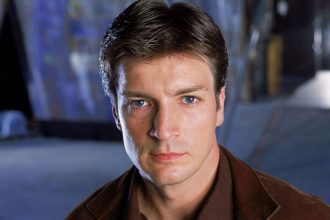 Nathan Fillion como Malcolm Reynolds em Firefly
