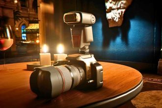 James Bond se infiltrando como fotógrafo em 007 First Light