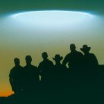 Imagem do Rancho Skinwalker com céu estrelado