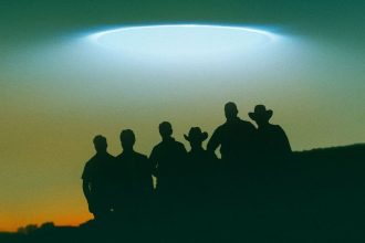 Imagem do Rancho Skinwalker com céu estrelado