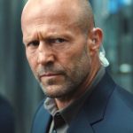 Jason Statham em cena de ação no novo thriller de cargueiro