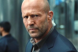 Jason Statham em cena de ação no novo thriller de cargueiro
