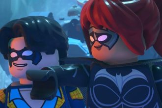 Capa do jogo Lego Batman: Legacy of the Dark Knight com Batman e Gotham ao fundo