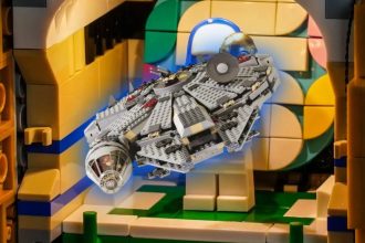 LEGO: Transformação Surpreendente de Copa do Mundo em Millennium Falcon - LEGO Millennium Falcon