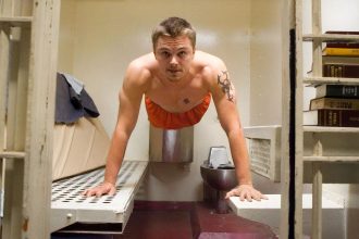 Leonardo DiCaprio como Travis McGee