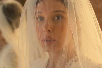 Millie Bobby Brown como Enola Holmes no trailer de Enola Holmes 3