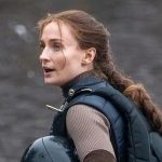 Sophie Turner como Lara Croft na série Tomb Raider