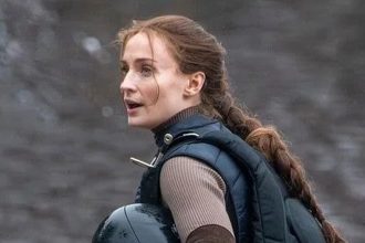 Sophie Turner como Lara Croft na série Tomb Raider