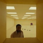 Imagem do filme Backrooms com atmosfera de terror