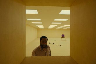 Imagem do filme Backrooms com atmosfera de terror