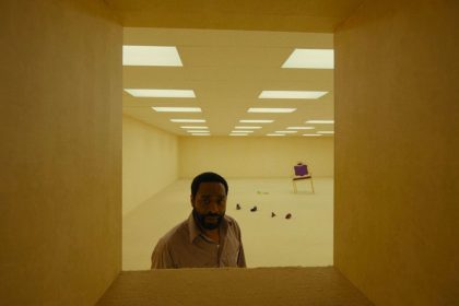 Imagem do filme Backrooms com atmosfera de terror