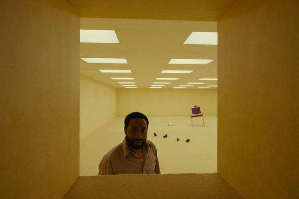 Imagem do filme Backrooms com atmosfera de terror