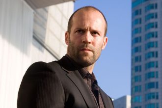 Jason Statham em cena de Crank