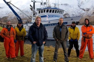 Capitães e tripulantes de Deadliest Catch durante uma missão de pesca