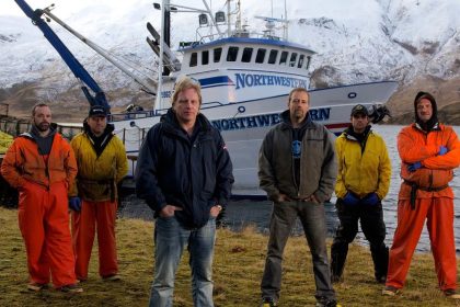 Capitães e tripulantes de Deadliest Catch durante uma missão de pesca