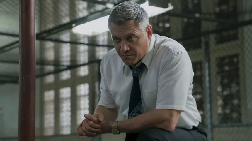 Holt McCallany em cena de Mindhunter