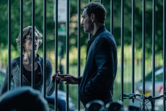 Michael Fassbender em The Agency, série de espionagem.
