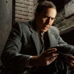 Nicolas Cage como Spider-Man Noir em ação.