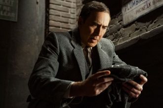 Nicolas Cage como Spider-Man Noir em ação.