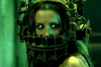 Pôster do filme Fatal Fest com temática de terror.