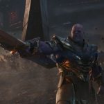 Capitão América levantando o Mjolnir em Avengers: Endgame